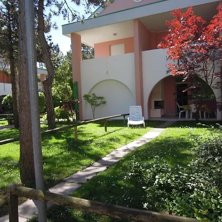 Spacious With Terrace And Pool In Apartment