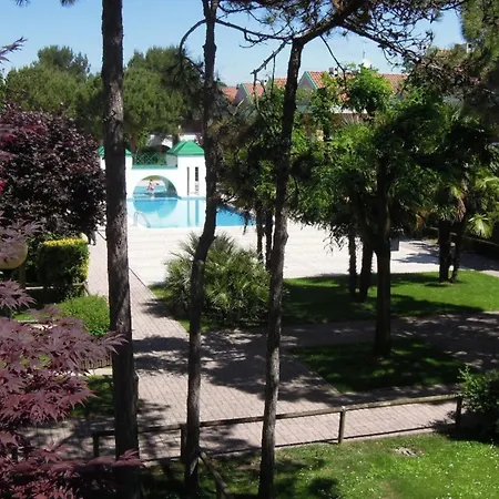 Spacious With Terrace And Pool In Bibione
