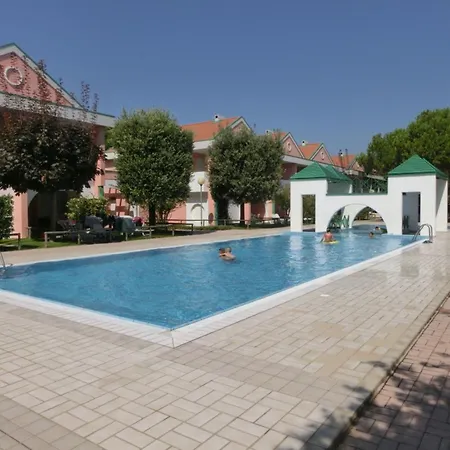 Spacious With Terrace And Pool In *